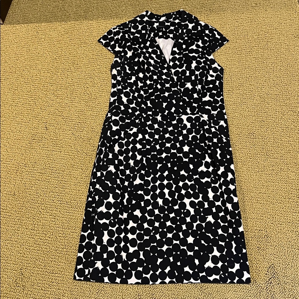 Ann Taylor Black and White Patterned Midi Dress with pockets Sz 8